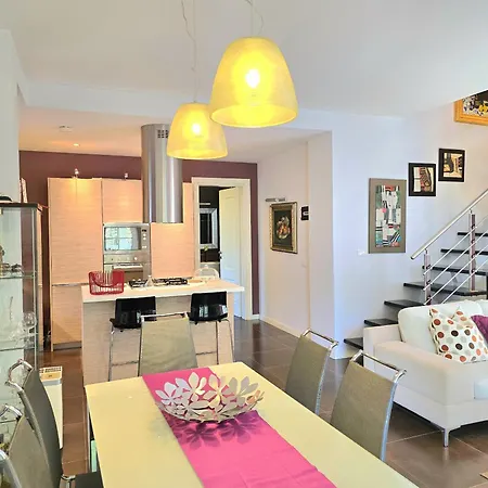 Lura 1 - 220 Villa *